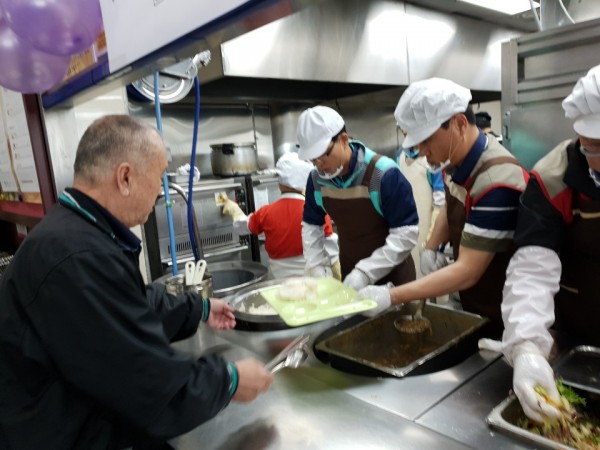 자원봉사활동 중인 기아자동차 소하리공장 엔진공장팀과 롯데건설 샤롯데봉사단