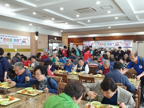 어버이날 특식 유산슬밥을 맛있게 식사 중이신 어르신들