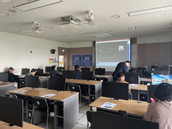 수강 어르신들에게 비대면 프로그램 과목과 수업일정, 줌(ZOOM) 활용을 안내드렸습니다.


수강생의 비대면 수업 접속이 어렵지 않게 줌(ZOOM) 활용 매뉴얼을 나누어드리고 함께 시연해보았습니다.

 

&#034;생소하지만 재미있는 수업이 될 것 같아 기대가 된다.&#034; &#034;수업이 시작되는 날이 기다려진다.&#034;라며

긍정적인 의견을 많이 들을 수 있었습니다.